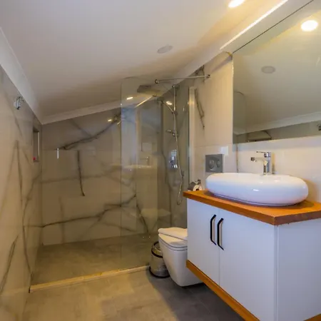 Infinity White 4*